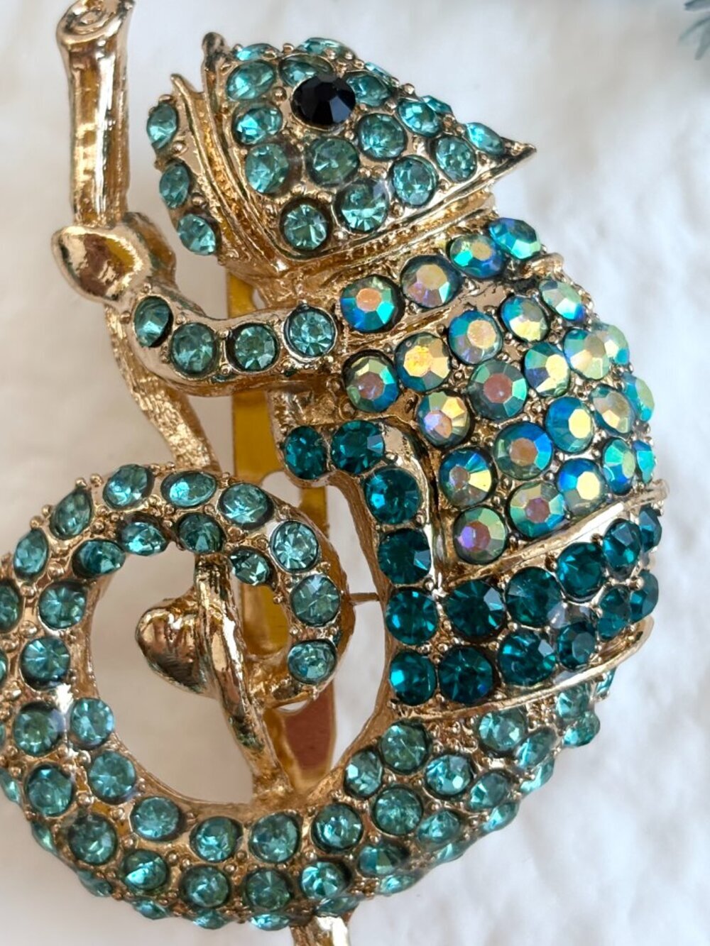 Mint Blue Rhinestone Chameleon Reptile Lizard on Branch Gold Toned Brooch Pin - Picture 3 of 12